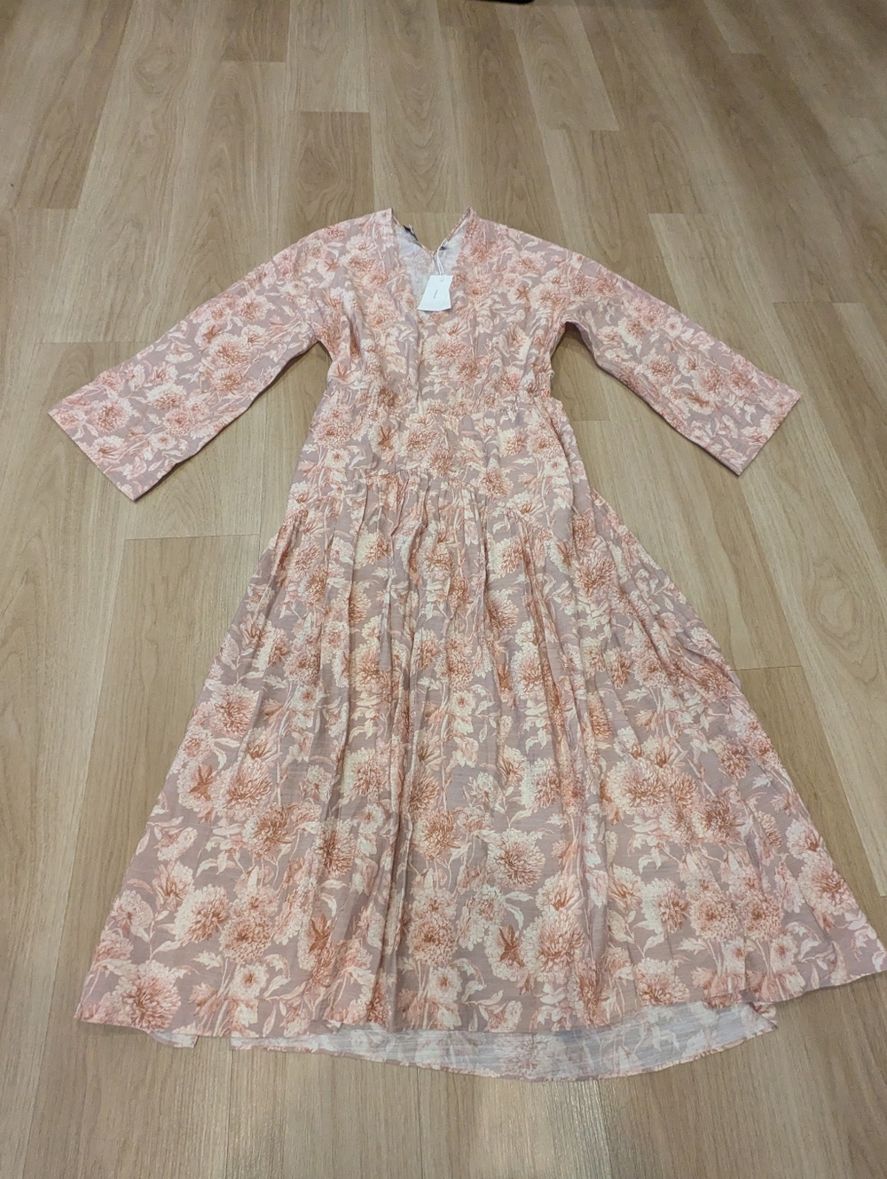 Vince Pretty Floral Dusty Rose V Neck Dress With Back Cut Out NWT Size M